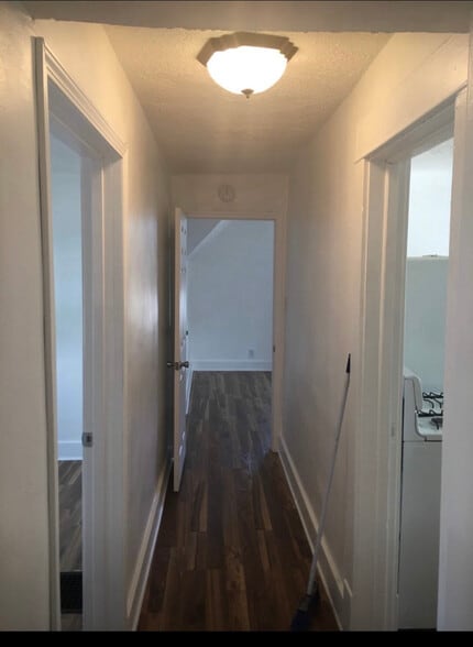 Building Photo - 82 1/2 N Hinman St
