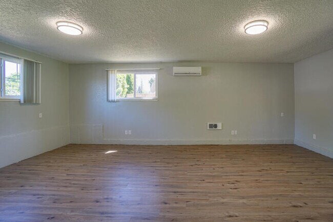 Building Photo - THREE BEDROOM NEAR LENA PARK