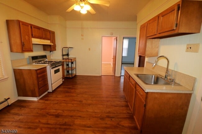 Building Photo - 484 Delavan Ave