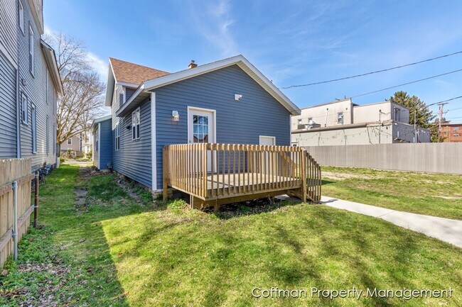 Building Photo - 4 Bed, 2 Full Bath Fully Remodeled Home