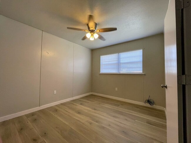 Building Photo - Newly renovated 3/1 with fenced back yard ...