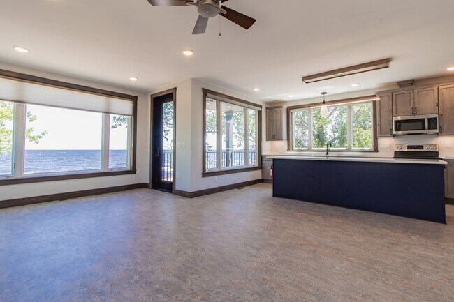 Building Photo - AVAILABLE AUGUST - Beautifully Renovated 2 bed/1bath Home on PARK POINT