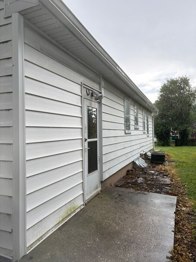 Building Photo - Charming Ranch Home With Attached Garage in Galesburg!