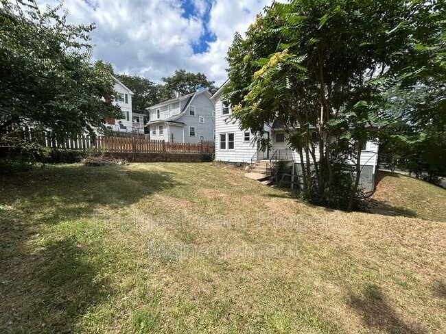 Building Photo - 216 W Hillcrest Ave