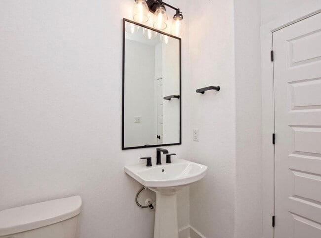 Building Photo - 920 Ray Berglund Blvd