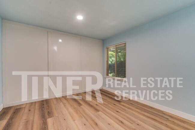 Building Photo - 324 Bridge Pl