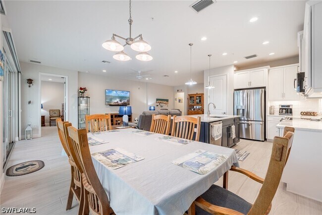 Building Photo - 2555 Seychelles Dr