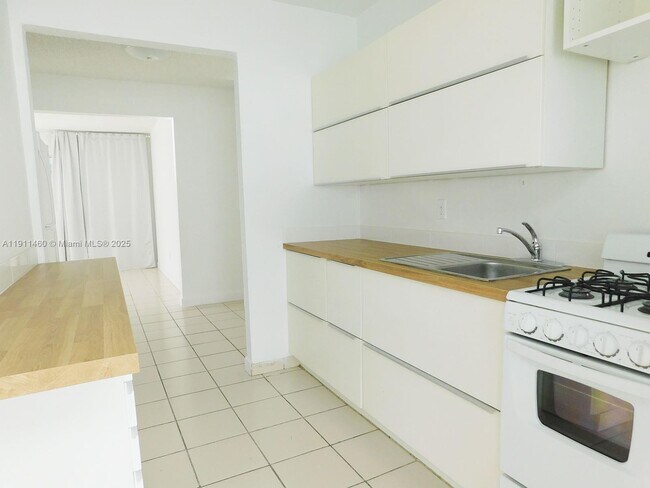 Building Photo - 1247 Marseille Dr