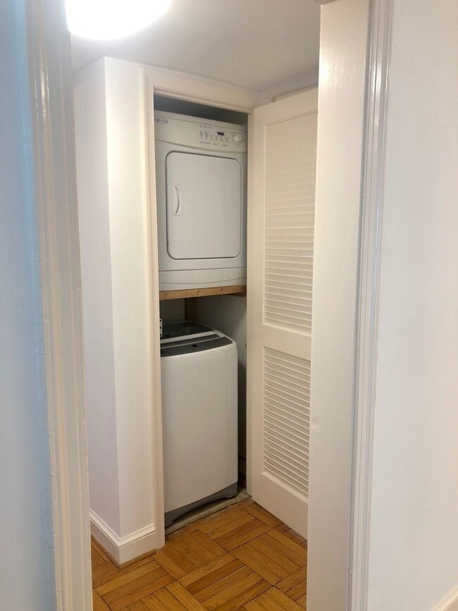 Building Photo - Spacious, Light-filled One Bedroom One Bat...