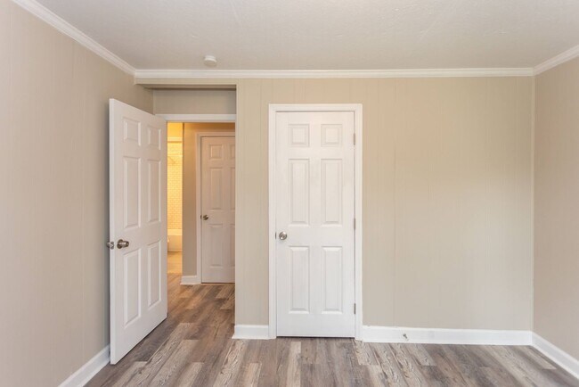 Building Photo - Welcome to this beautiful 1 bedroom and 1 bath unit in a stellar location!