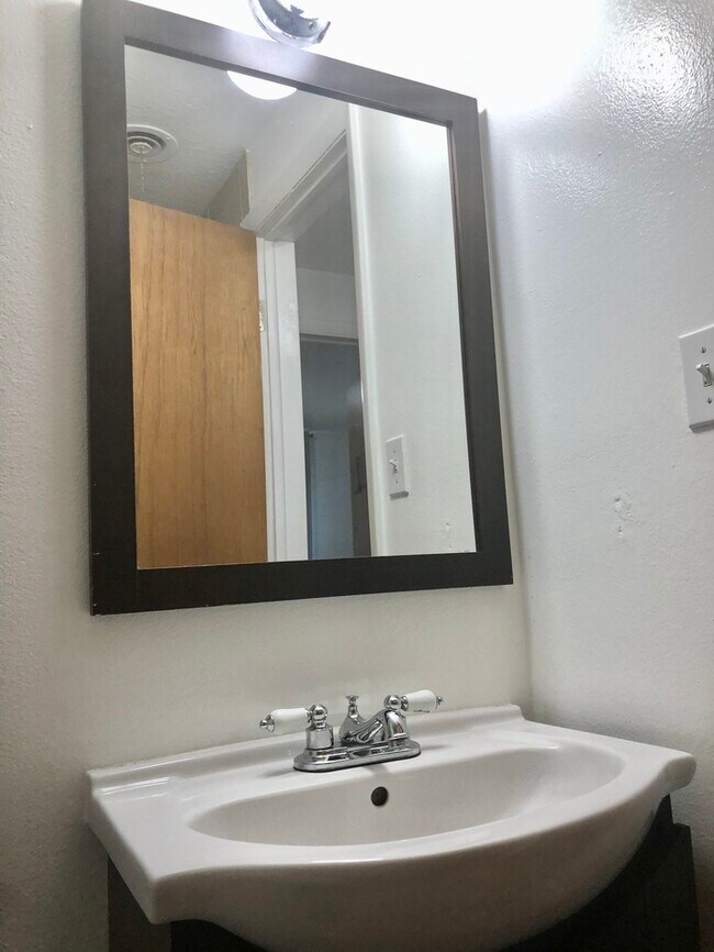 Building Photo - Stunning Duplex in Greeley