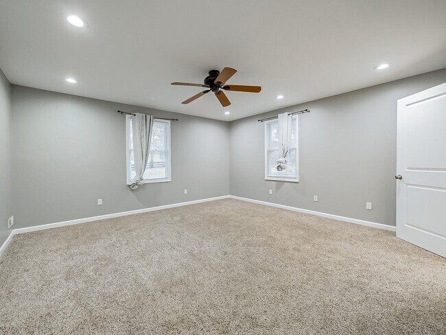 Building Photo - Charming 3-Bed, 2.5-Bath Home in Pinckney!