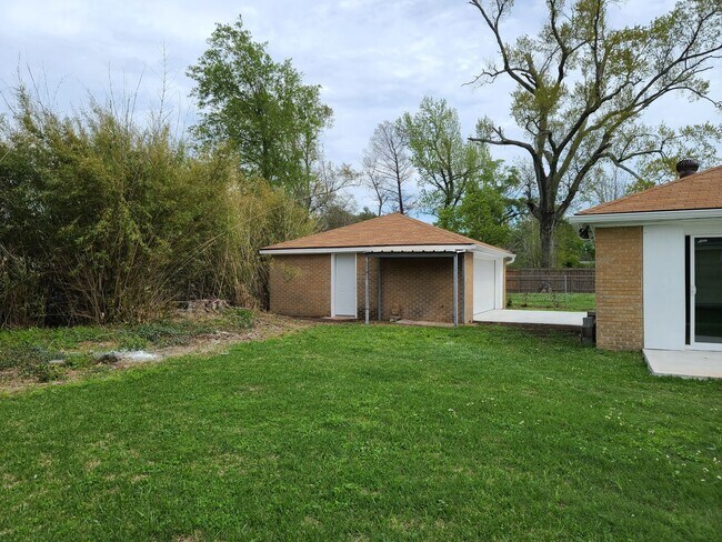 Building Photo - Adorable Cottage Rental