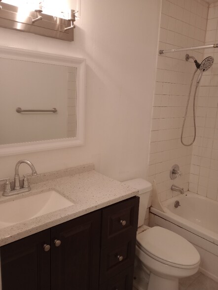 Building Photo - 2890 Carriage Dr