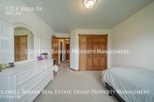 Building Photo - 772 E River Dr