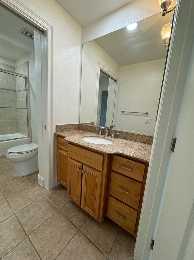 Building Photo - Updated Top Floor Unit -- Perfect Commuter Location -- Walking Distance to Laurel Street -- Must ...