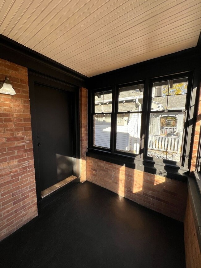 Building Photo - Brand new fully renovated 5 Bedroom Single...