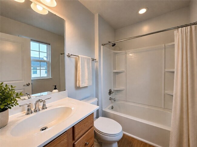 Building Photo - 1502 Pointe View Dr
