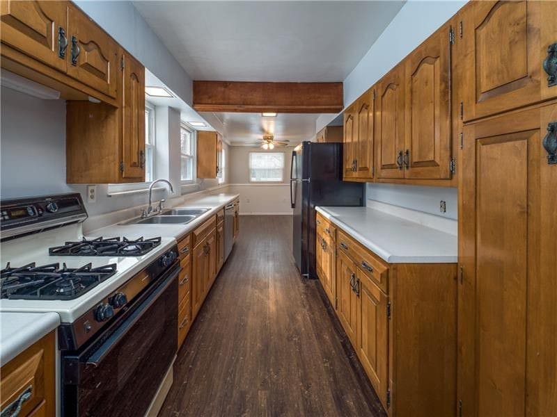lots of cabinet space and new flooring ! - 3350 Gibsonia Rd