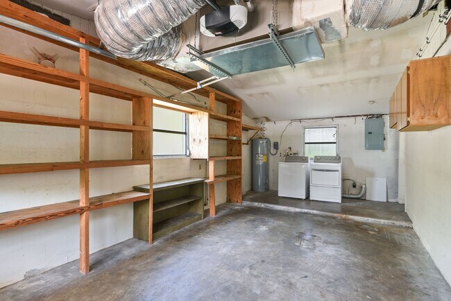 Building Photo - 2107 Brookview Dr