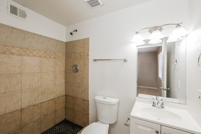 Building Photo - 5233 W Cypress St