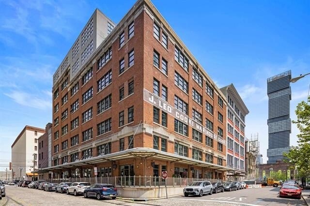 Building Photo - 140 Bay St