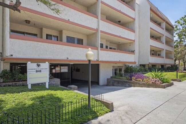 Building Photo - 2444 E Del Mar Blvd