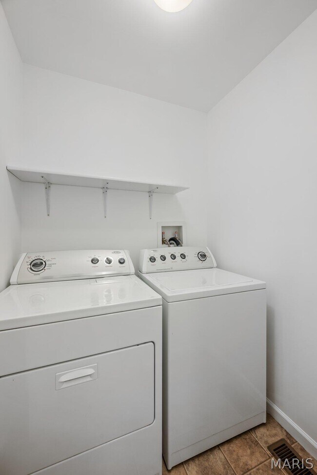 Building Photo - 499 Parkgate Dr