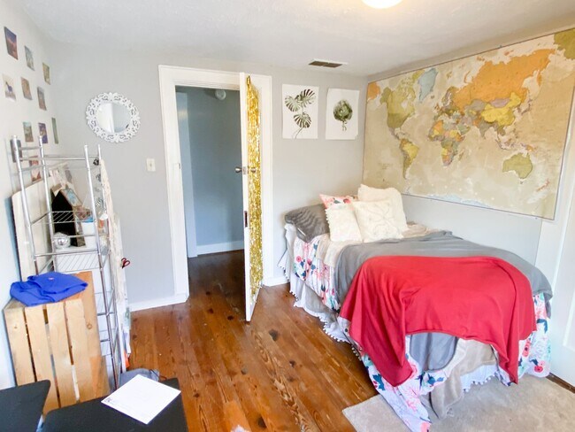 Building Photo - 722 Sunset Dr