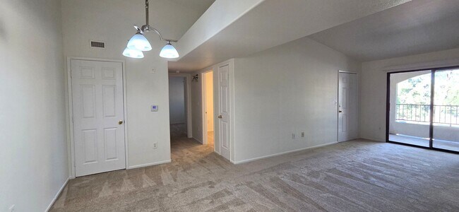 Building Photo - RARE 2nd floor 3 BEDROOM condo in the heart of Seven Hills in gated Horizons @ Seven Hills