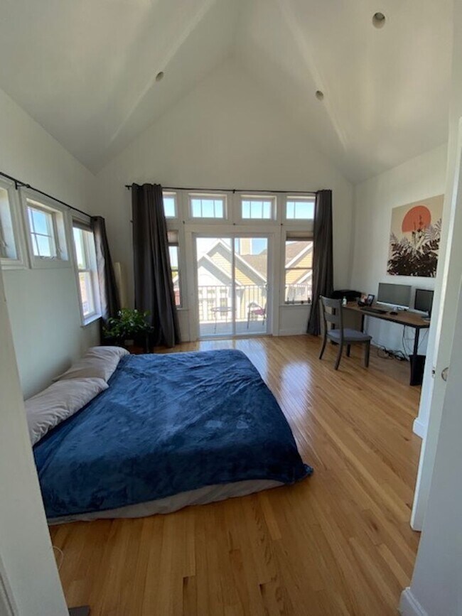 Building Photo - Three Bedroom 3.5 baths Townhouse for Rent...