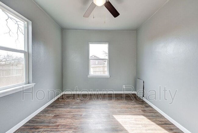 Building Photo - 1103 N Louisa Ave