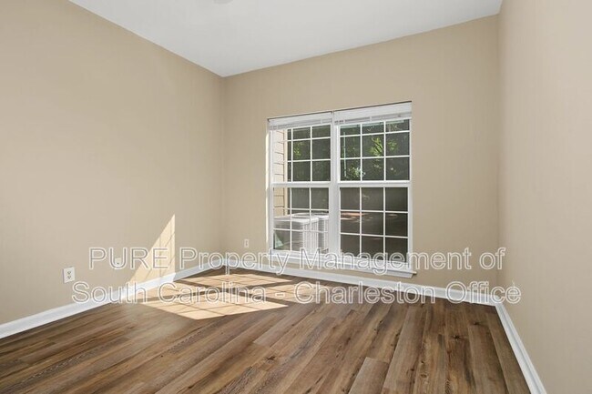 Building Photo - 700 Daniel Ellis Dr