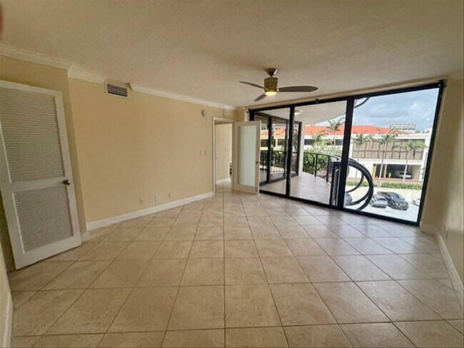 Building Photo - 2843 S Bayshore Dr