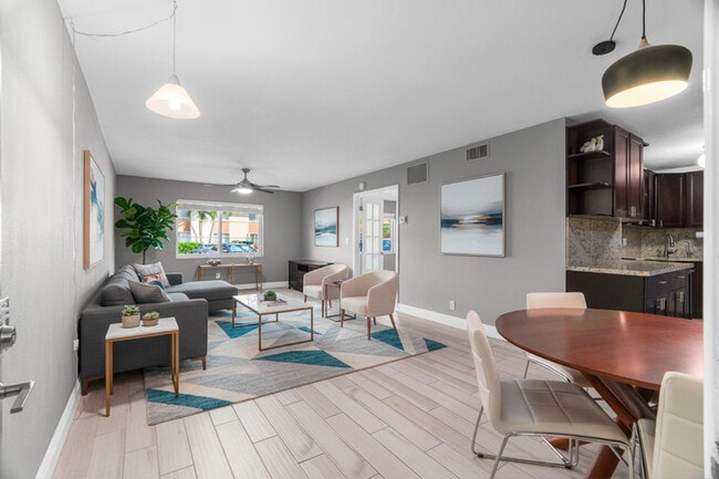 Building Photo - 124 NE 19th Ct