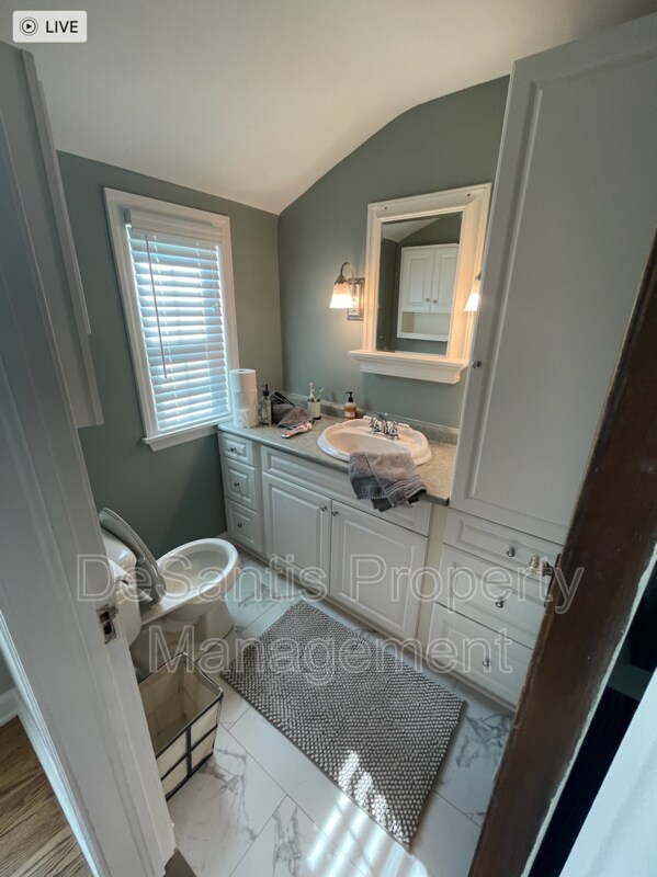 Building Photo - 811 California Ave