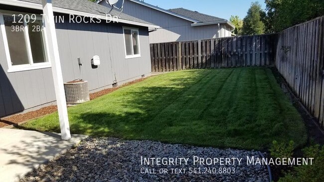 Building Photo - 1209 Twin Rocks Dr