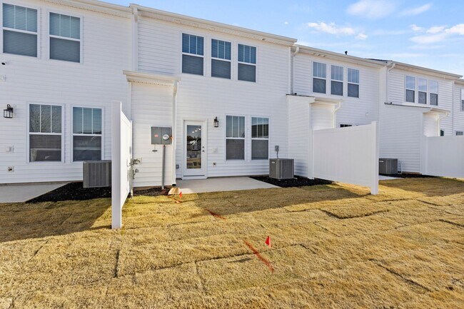 Building Photo - Perfectly Appointed Greenville Townhome 3bed/2.5 bath