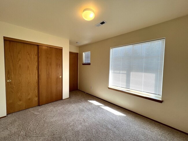 Building Photo - Spacious Craftsman Style Home - Pet Friendly!