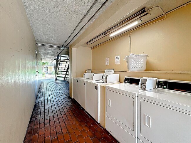 Building Photo - 7900 S Orange Blossom Trail