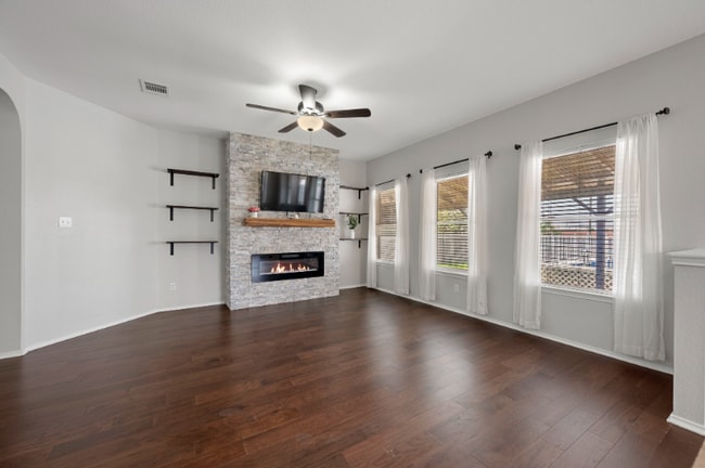 Building Photo - 1500 Lochaline Loop
