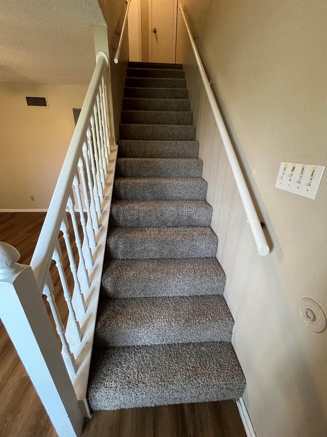 Building Photo - 5911 Shadydell Dr