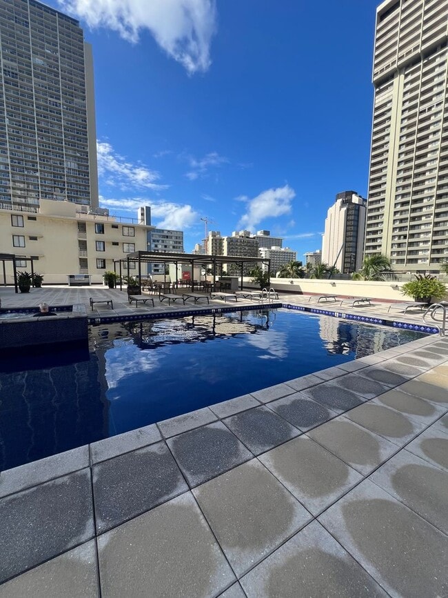 Building Photo - 1 bedroom in Waikiki!