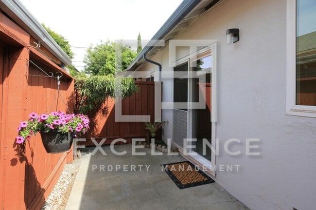 Building Photo - 2/1 Duplex with Step Down Office, 1 Car Ga...
