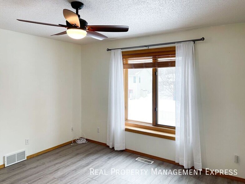 Building Photo - 4 Bedroom 3.5 Bathroom Single Family Townh...