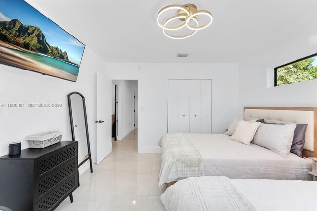 Building Photo - 231 NE 45th St