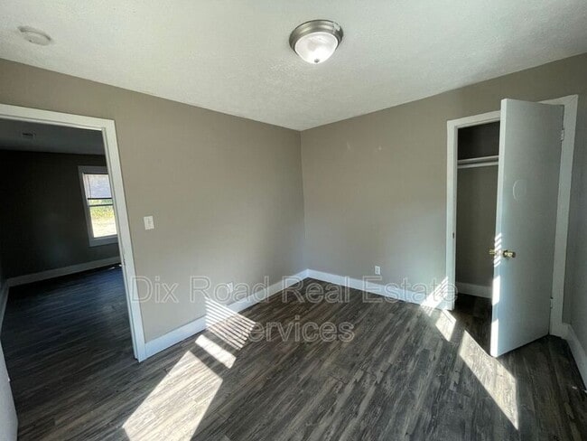 Building Photo - 324 Maeder Ave
