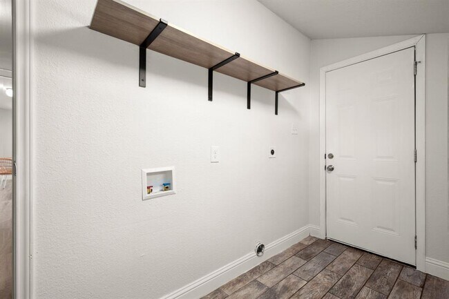 Building Photo - 918 W 3rd St