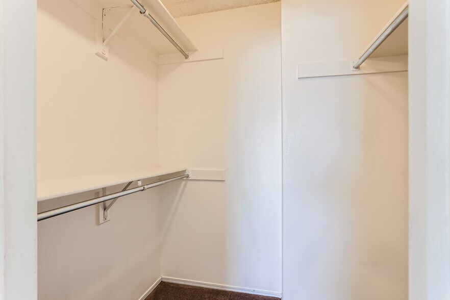 Building Photo - 17050 E Ford Dr