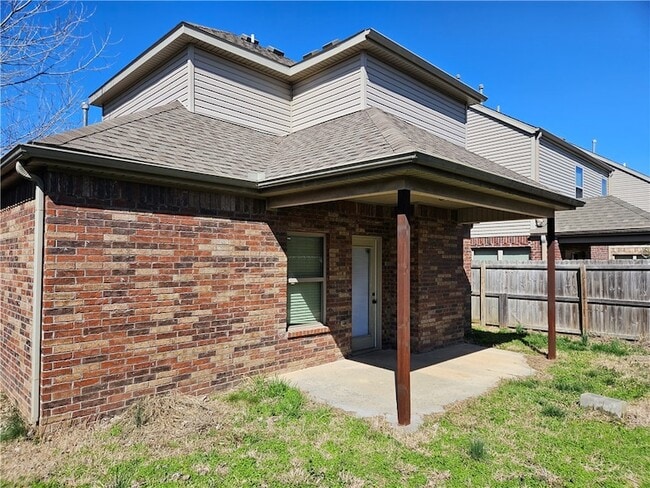 Building Photo - 2652 N Valencia Ave